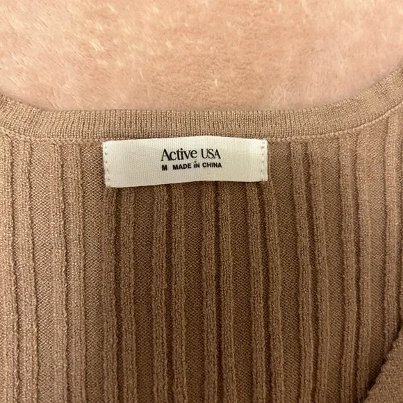 Active USA ribbed top with cute clasps - Picture 2 of 4